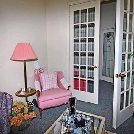 Sommerville Court Motel Bed & Breakfast Lucknow Bagian luar foto