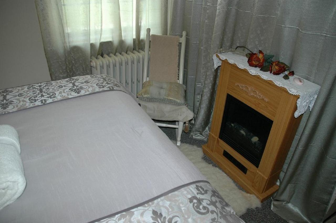 Sommerville Court Motel Bed & Breakfast Lucknow Bagian luar foto