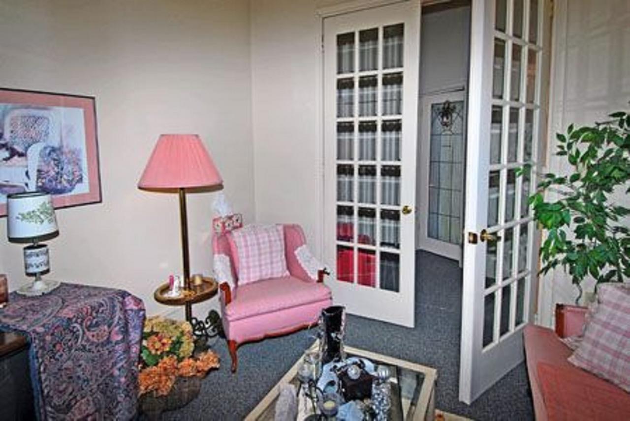 Sommerville Court Motel Bed & Breakfast Lucknow Bagian luar foto