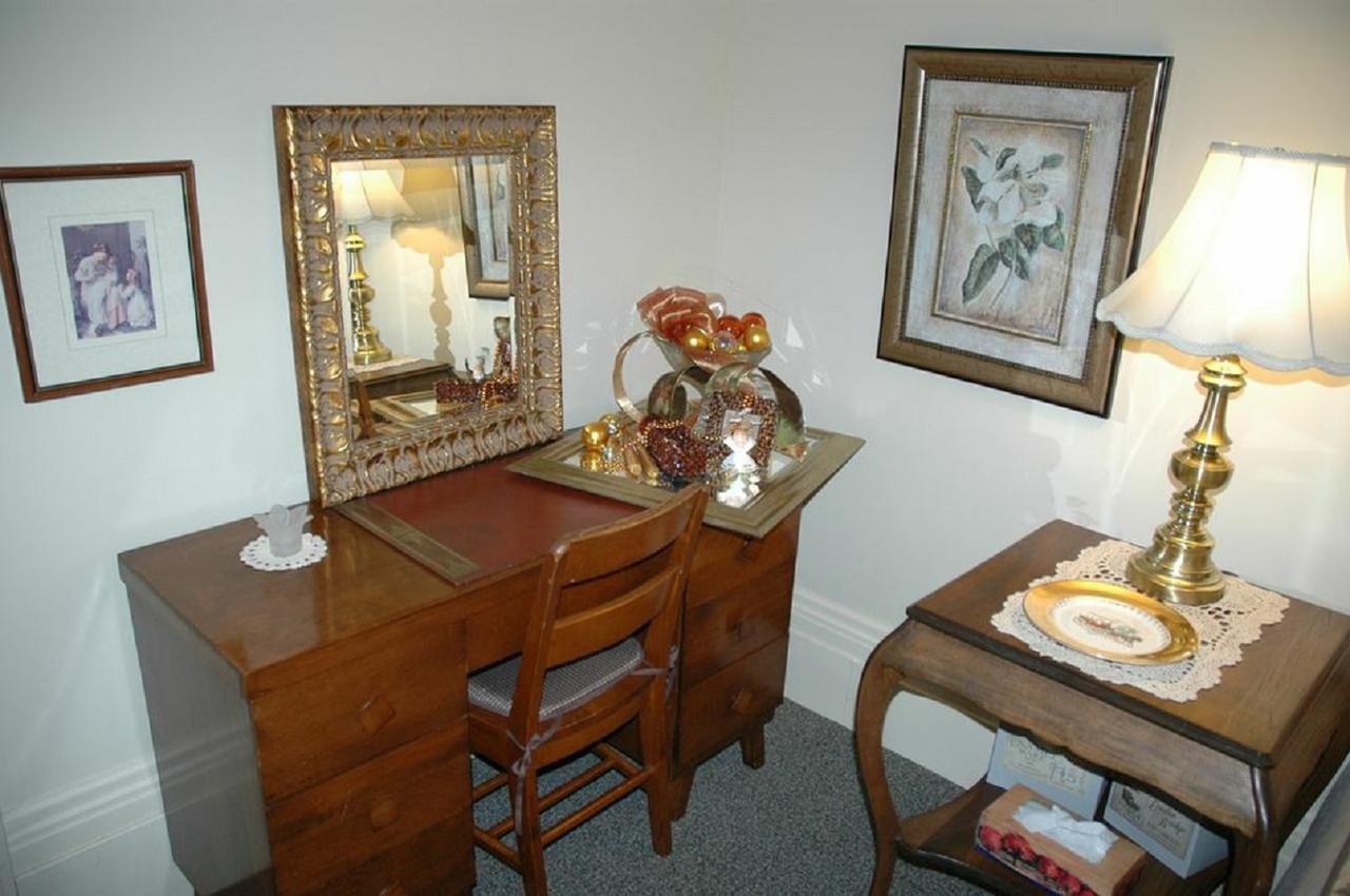 Sommerville Court Motel Bed & Breakfast Lucknow Bagian luar foto